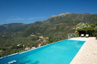 Luxury villa overlooking the sea with private pool