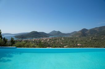 Luxury villa overlooking the sea with private pool