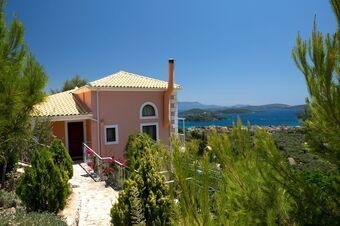 Luxury villa overlooking the sea with private pool