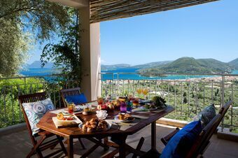 Luxury villa overlooking the sea with private pool