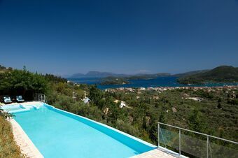 Luxury villa overlooking the sea with private pool