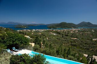 Luxury villa overlooking the sea with private pool