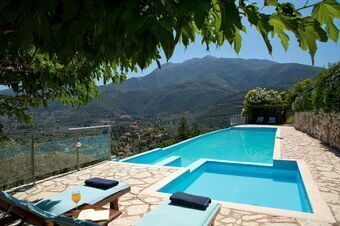 Luxury villa overlooking the sea with private pool