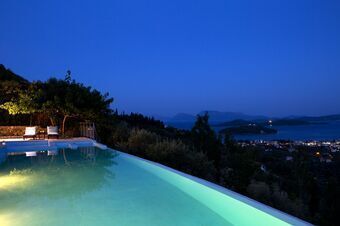 Luxury villa overlooking the sea with private pool
