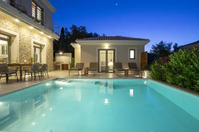 Veramente Luxury Villa M with Sea View, BBQ & a private salt water pool