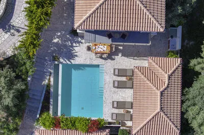 Veramente Luxury Villa M with Sea View, BBQ & a private salt water pool