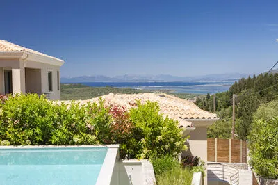 Veramente Luxury Villa M with Sea View, BBQ & a private salt water pool