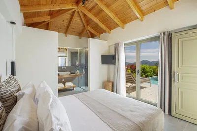 Veramente Luxury Villa M with Sea View, BBQ & a private salt water pool