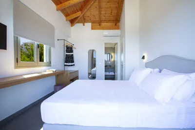 Veramente Luxury Villa M with Sea View, BBQ & a private salt water pool