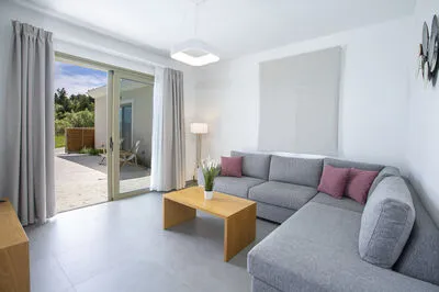 Veramente Luxury Villa V with Sea View, BBQ & a private salt water pool