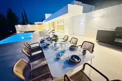Villa di Lusso Nuova con Piscina a Sfioro e Vista Mare Mozzafiato
