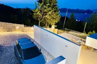 Blue Breeze brand new luxury villa with Infinity Pool & Stunning Sea View 