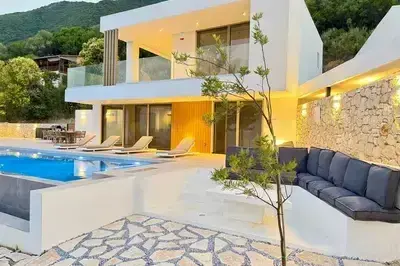 Moderna Oasi con Vista Mare – Piscina a Sfioro di 14m & Lusso di Alto Livel