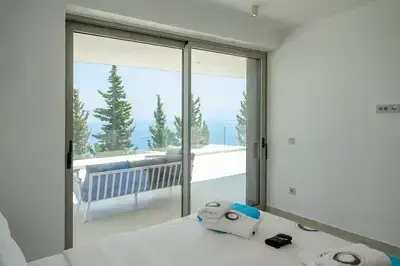 Blue Breeze brand new luxury villa with Infinity Pool & Stunning Sea View 