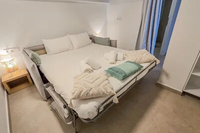 A2 Luxury spacious 2 floor, 2 ensuite bedrooms. Private terrace w/ sunbeds.