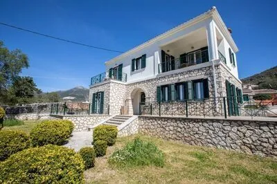 Elegante Villa di Campagna con Piscina Privata in Vendita vicino a Vasiliki