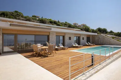 Luxury Meets Nature: Unique Cave Villa in Beautiful Sivota (E)