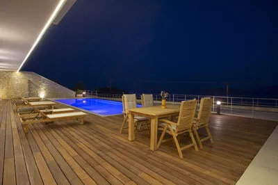 Luxury Meets Nature: Unique Cave Villa in Beautiful Sivota (E)