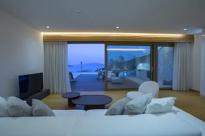Luxury Meets Nature: Unique Cave Villa in Beautiful Sivota (E)