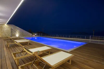Luxury Meets Nature: Unique Cave Villa in Beautiful Sivota (E)