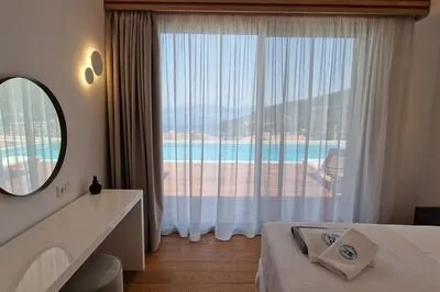 Luxury Meets Nature: Unique Cave Villa in Beautiful Sivota (E)