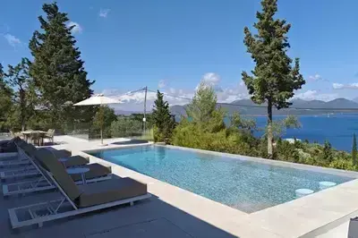 Nagelneue Luxusvilla mit Infinity-Pool und Atemberaubendem Meerblick