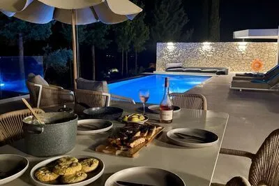 Blue Breeze brand new luxury villa with Infinity Pool & Stunning Sea View 
