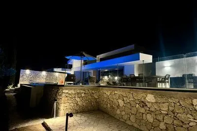 Blue Breeze brand new luxury villa with Infinity Pool & Stunning Sea View 