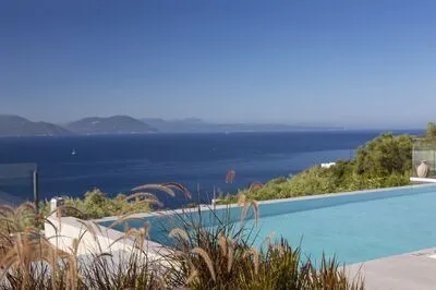 Schicke, moderne Villa mit atemberaubendem Panoramablick auf das Meer