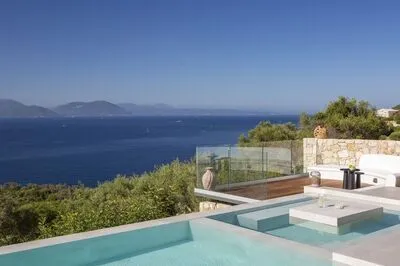 Schicke, moderne Villa mit atemberaubendem Panoramablick auf das Meer