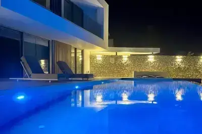 Luxury Villa Oasis – Private 14m Infinity Pool & High-End Luxury