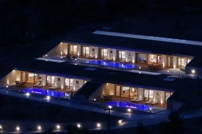 Luxury Meets Nature: Unique Cave Villa in Beautiful Sivota (E)
