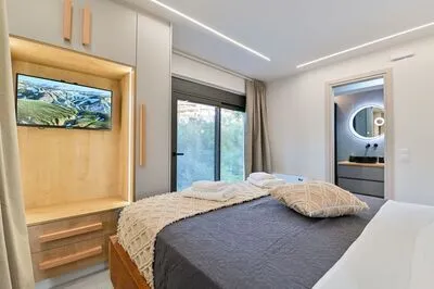 Luxury 5-Bedroom Villa in Meganisi with Pool & Jacuzzi