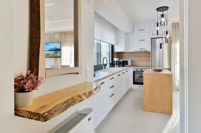 Relaxing 3-Bedroom Suite 6 with Jaccuzi by Vathi Harbor