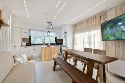 Relaxing 3-Bedroom Suite 6 with Jaccuzi by Vathi Harbor