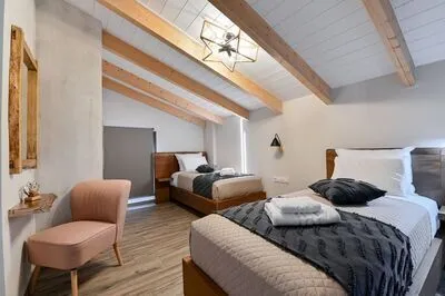Relaxing 3-Bedroom Suite 6 with Jaccuzi by Vathi Harbor