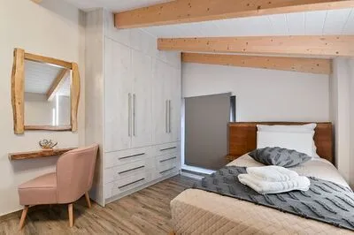 Relaxing 3-Bedroom Suite 6 with Jaccuzi by Vathi Harbor