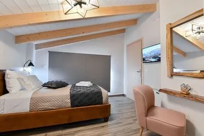Relaxing 3-Bedroom Suite 6 with Jaccuzi by Vathi Harbor