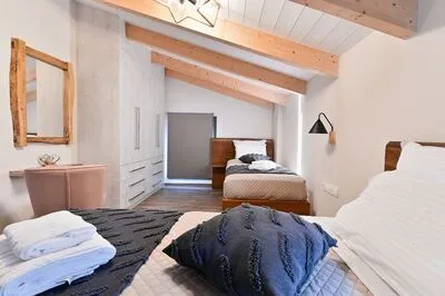 Relaxing 3-Bedroom Suite 6 with Jaccuzi by Vathi Harbor