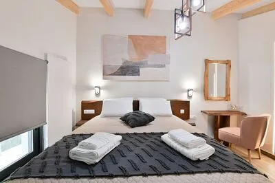Relaxing 3-Bedroom Suite 6 with Jaccuzi by Vathi Harbor