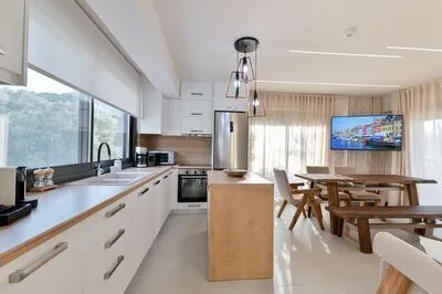 Relaxing 3-Bedroom Suite 6 with Jaccuzi by Vathi Harbor