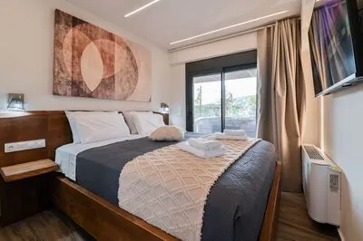Relaxing 3-Bedroom Suite 6 with Jaccuzi by Vathi Harbor