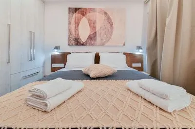 Relaxing 3-Bedroom Suite 6 with Jaccuzi by Vathi Harbor