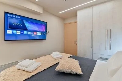 Relaxing 3-Bedroom Suite 6 with Jaccuzi by Vathi Harbor