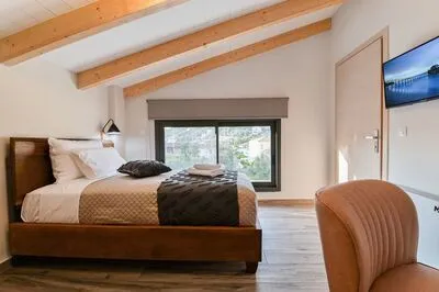 Relaxing 3-Bedroom Suite 6 with Jaccuzi by Vathi Harbor