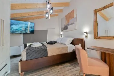Relaxing 3-Bedroom Suite 6 with Jaccuzi by Vathi Harbor