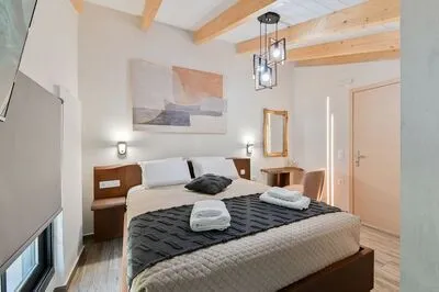 Relaxing 3-Bedroom Suite 6 with Jaccuzi by Vathi Harbor