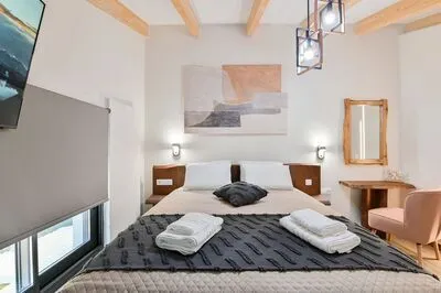 Relaxing 3-Bedroom Suite 6 with Jaccuzi by Vathi Harbor
