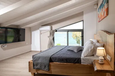 Suite 3 with front sea view and communal pool