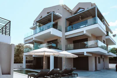 Suite 3 with front sea view and communal pool